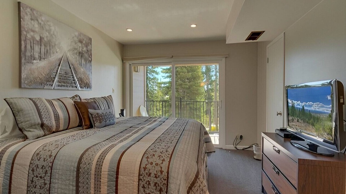 Carnelian Woods House | Sleek 4BR House for Groups w/ Beautiful Lake View!