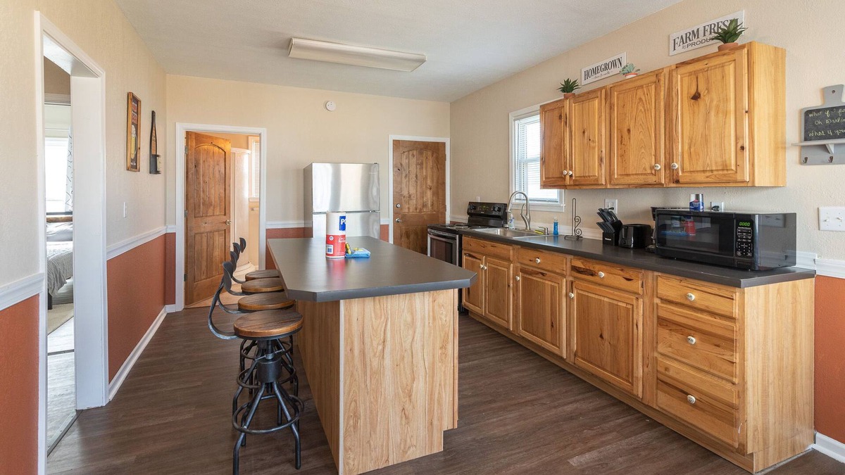 Kokomo House | Sleek and modern 4 bedroom 2 full baths