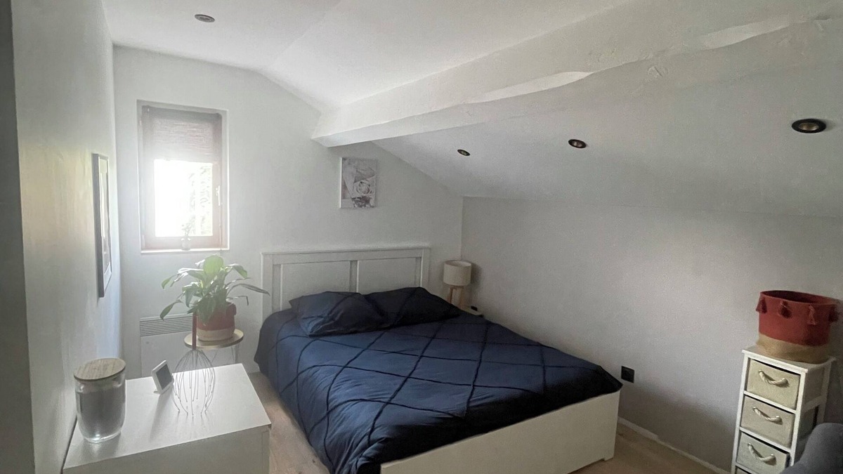 Saint-Symphorien-d'Ozon Bed & Breakfast | Sleek bedroom