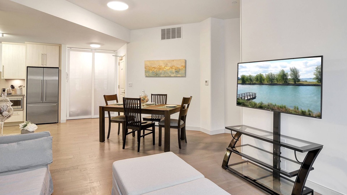 Downtown Buffalo Apartment | Sleek Buffalo /Niagara Condo with free parking- 9 mins to Buffalo General Hospital