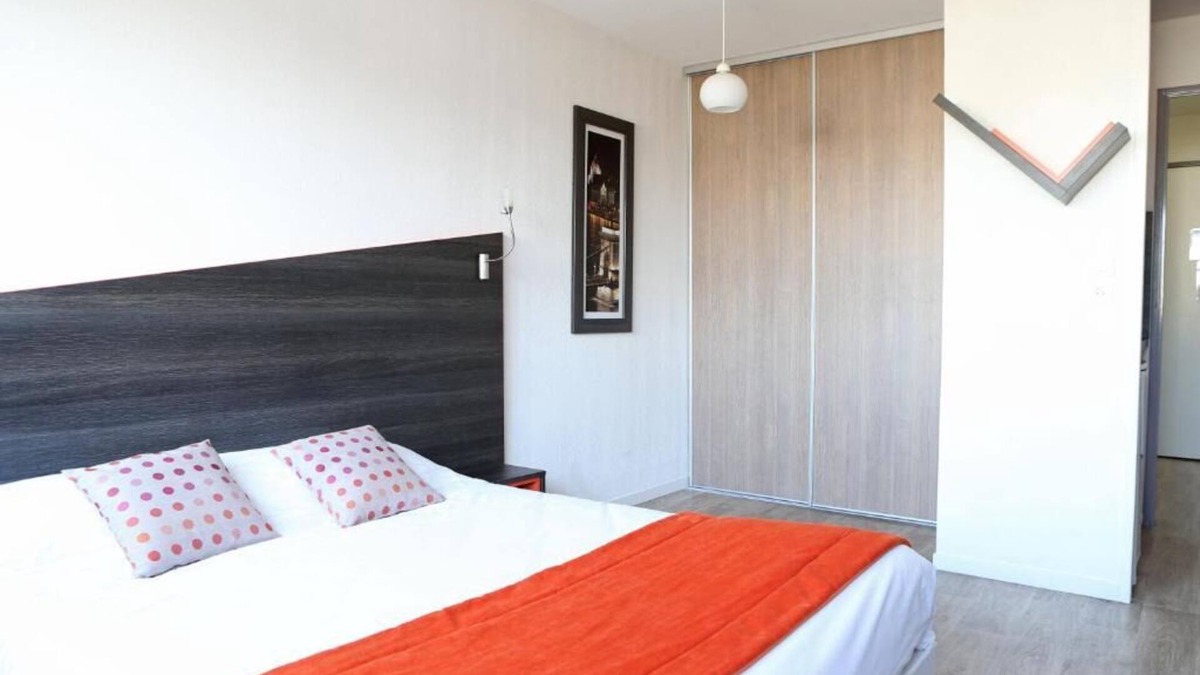 Chevilly-Larue Hotel | Sleek City Flat with Elevator Access Near Orly Airport - Kitchenette