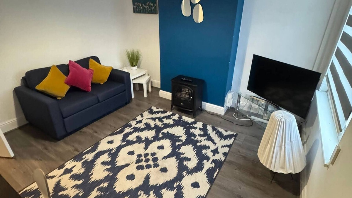 Wigston Apartment | Sleek City Getaway - Walkable & Free Parking