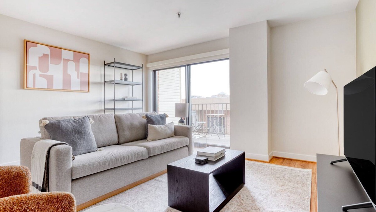 Court House Apartment | Sleek Clarendon 1BR W/D, Concierge & Gym, steps to WF, by Blueground