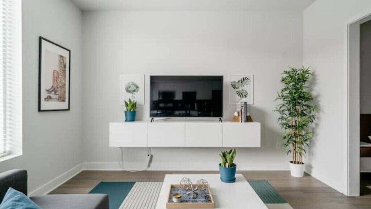 East Cesar Chavez Condo | Sleek Downtown Condo with Free Parking, Pool and Gym