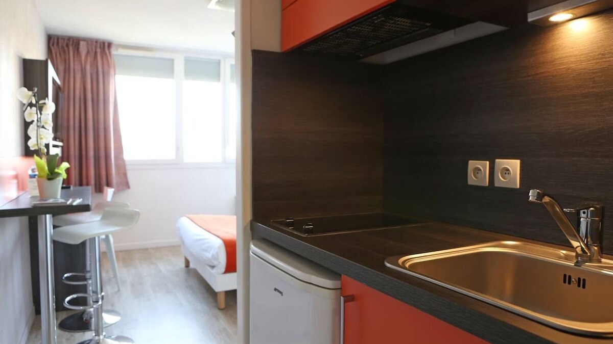 Chevilly-Larue Hotel | Sleek Flat: Great Bedding & Convenient Elevator & Useful Kitchenette