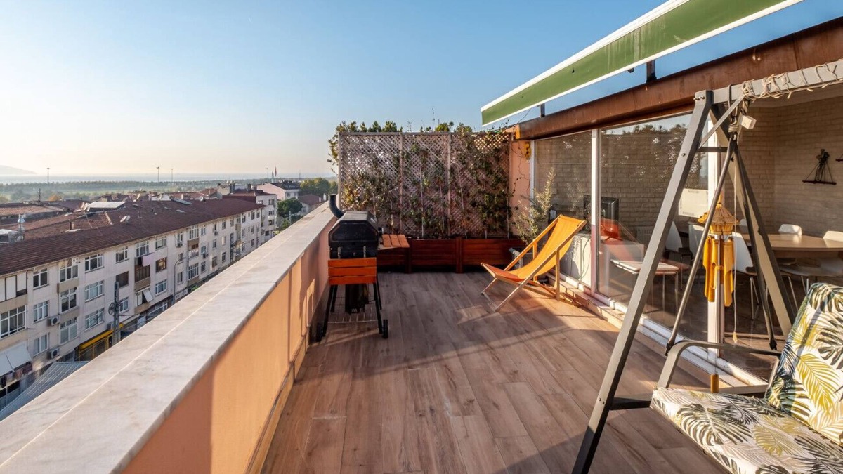 Maltepe Apartment | Sleek Flat near Public Transportation in Maltepe