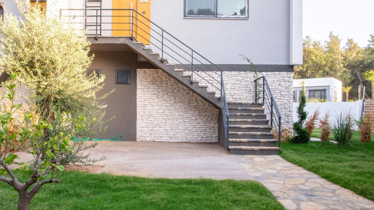 Milas House | Sleek Flat w Garden 5 min to Beach in Milas