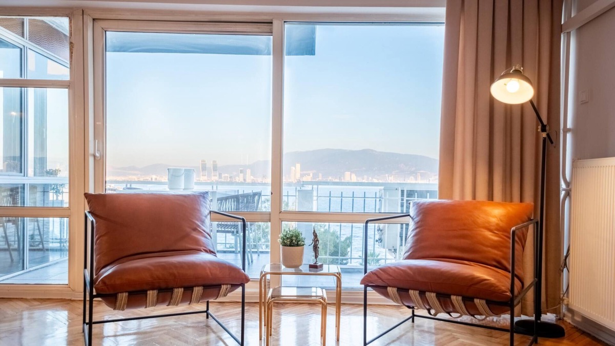 Karsiyaka Apartment | Sleek Flat with Sea View Balcony 2 min to Coast