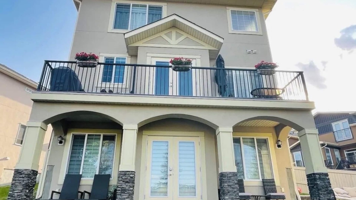 Sage Hill House | Sleek Guest House nRomantic Two bedrooms spacious Basement suite