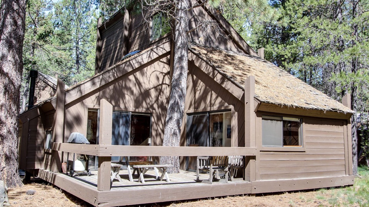 Overlook Park House | Sleek home w/private hot tub & SHARC access - dog-friendly