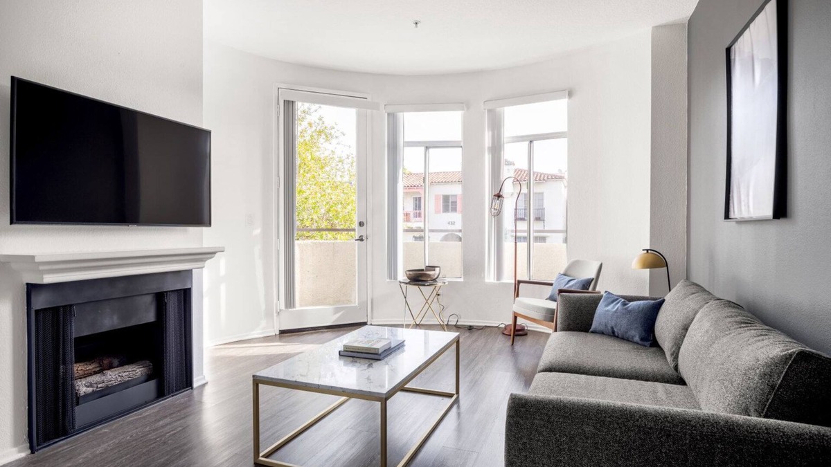 Miracle Mile Apartment | Sleek Mid-Wilshire 1BR w/Rooftop, BBQ’s, nr. The Grove, by Blueground