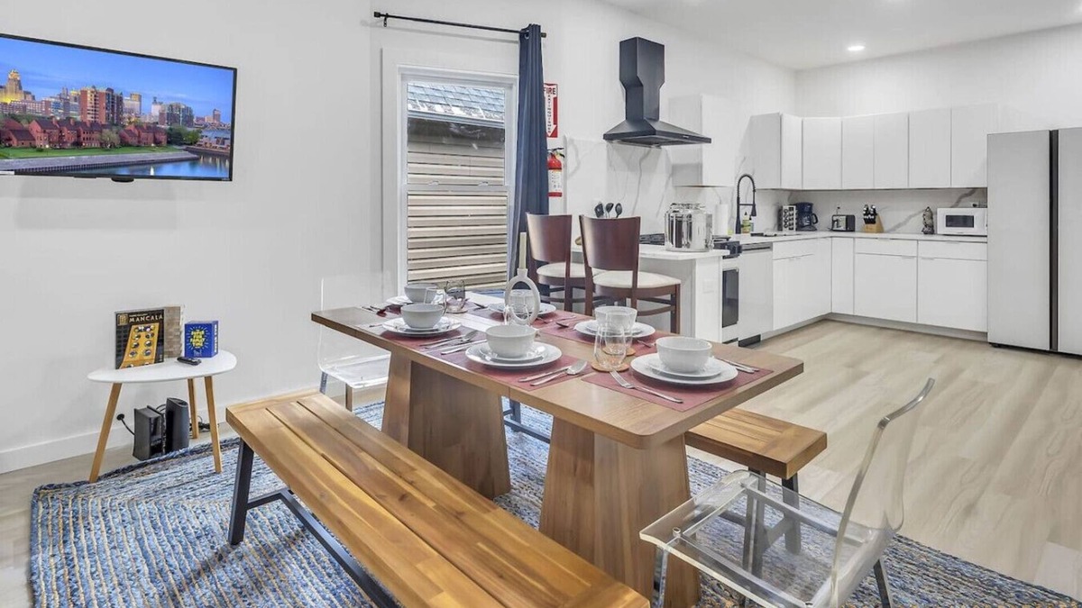 Front Park Apartment | Sleek & Modern Full House Dtwn