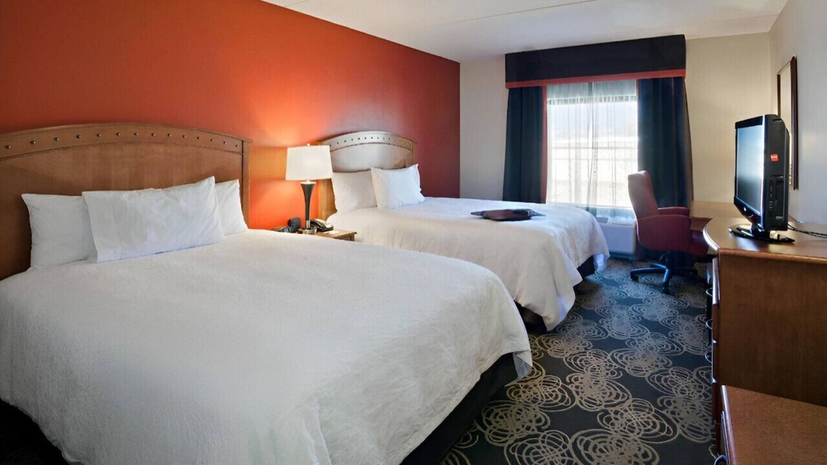 Allen House | Sleek & Modern Rm for Families! Free Breakfast
