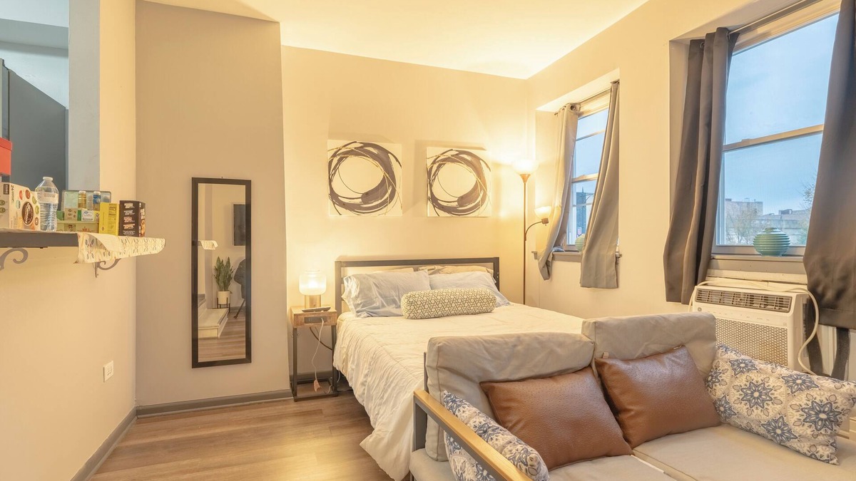 West Ridge Apartment | Sleek North Side Studio Apartment