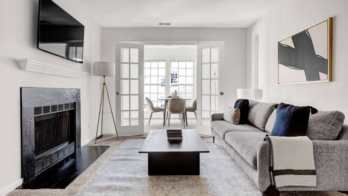 Rosslyn Apartment | Sleek Rosslyn 1BR w/W/D, Gym & Pool, 10 min walk to Metro, by Blueground