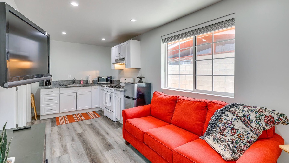San Fernando Apartment | Sleek San Fernando Studio ~ 14 Mi to Universal