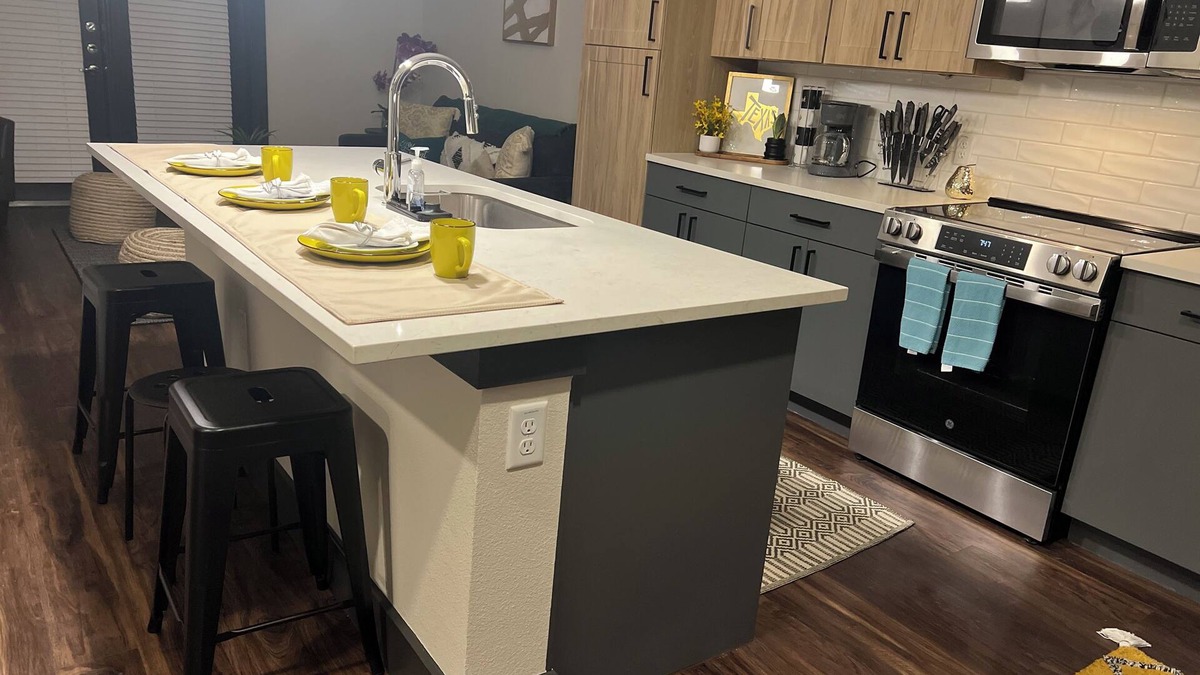 North Burnet Apartment | Sleek & Serene 1BR Retreat – Minutes from Everything