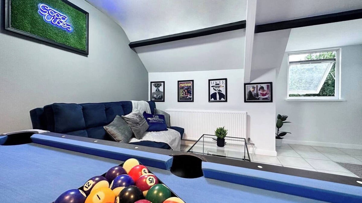 Pentre Apartment | Sleek Skyward Serenity 2bed w/Pool Table - Ystrad