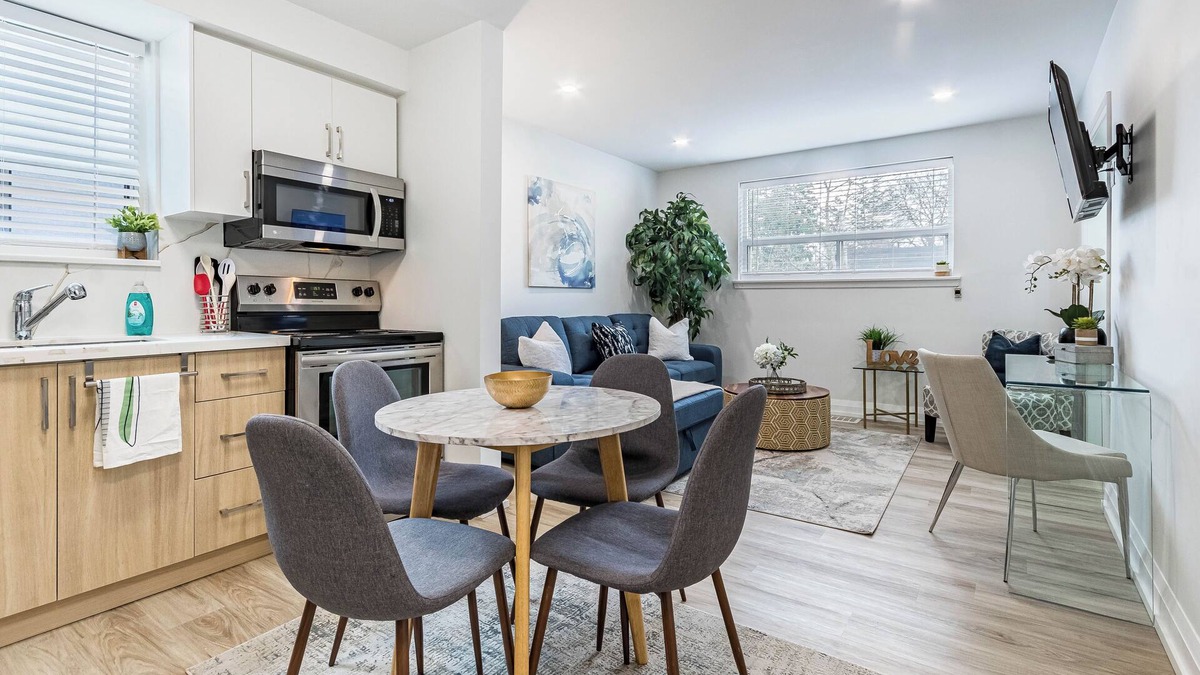 Port Credit Apartment | Sleek Suite, Close to Lake Ontario, Port Credit
