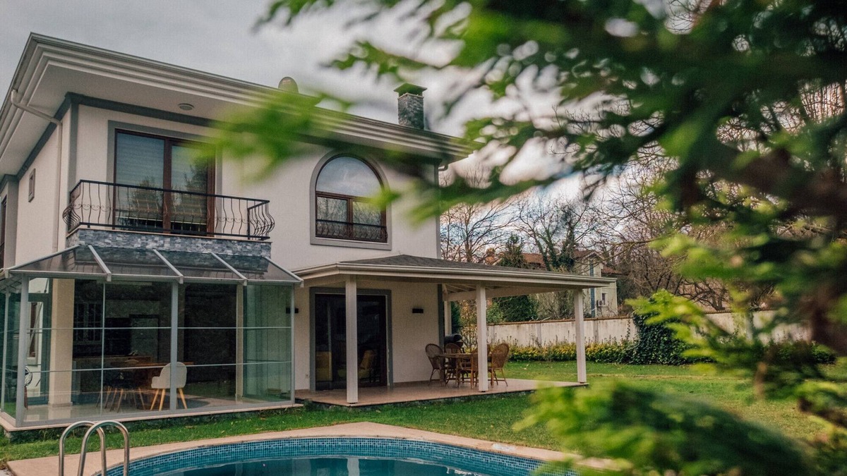 Sapanca Villa | Sleek Villa in Sapanca with Pool and Winter Garden