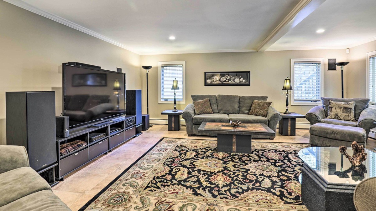Byfield Apartment | Sleek West Newbury Apartment w/ Pool Access!