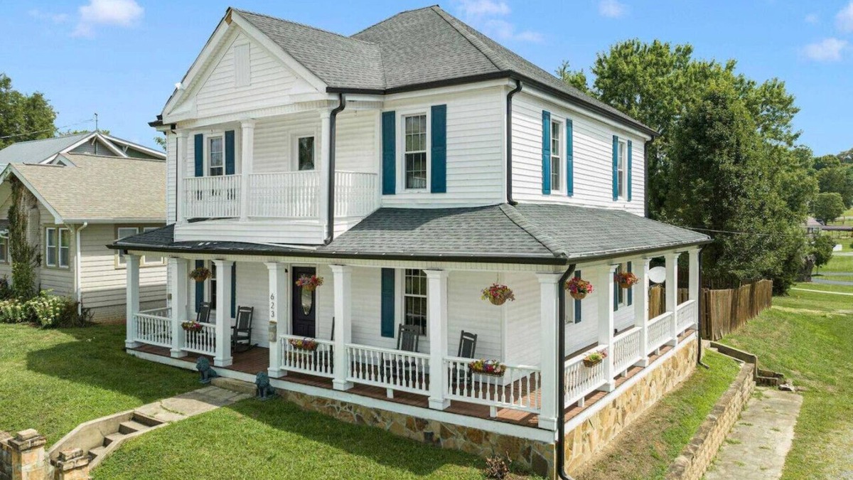 Bristol House | Sleep 10 in this historic home in state streets