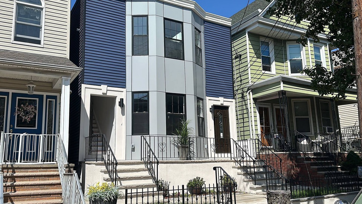 Constable Hook House | Sleep 12 Charming and Cozy 6-bedroom 4-Bathroom House 2 Minutes Staten Island