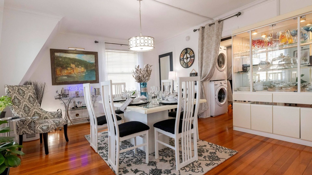 Utica Apartment | Sleep 6 Uptown Utica Spacious 2 story ensuite Apt 10 min to Adirondack Nexxus Ct
