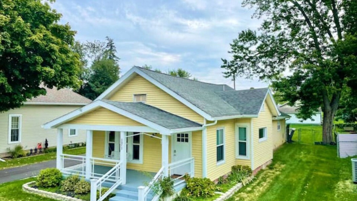 Greenwood House | Sleep 8, 15 min to Indy! Beautiful Home/Quiet Area