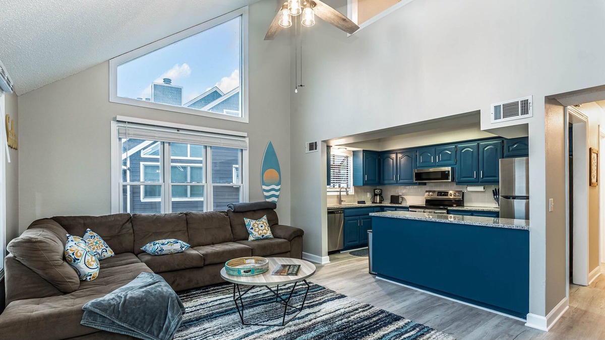 Eureka Springs Condo | Sleep 8 in this guest fave! All new, fresh & fun!walk to lake and marina.