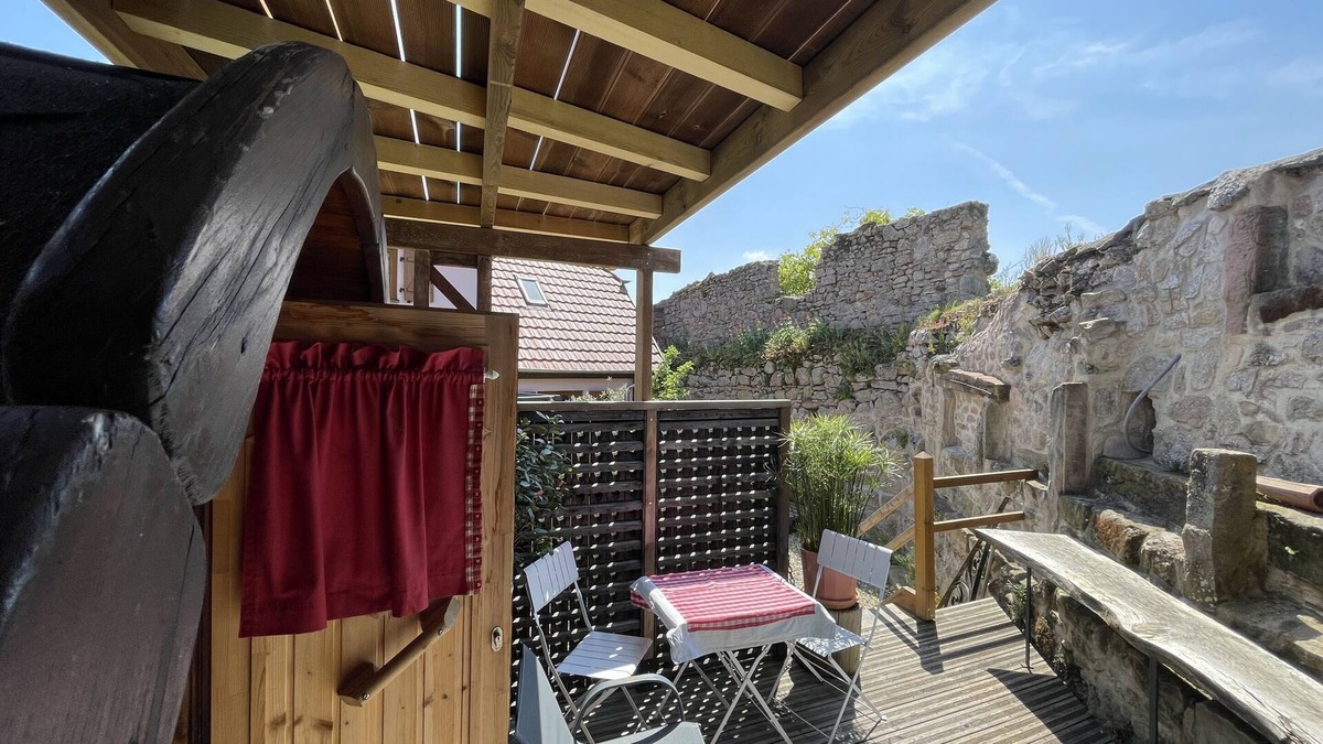 Dambach-la-Ville House | Sleep in a barrel, romantic decoration