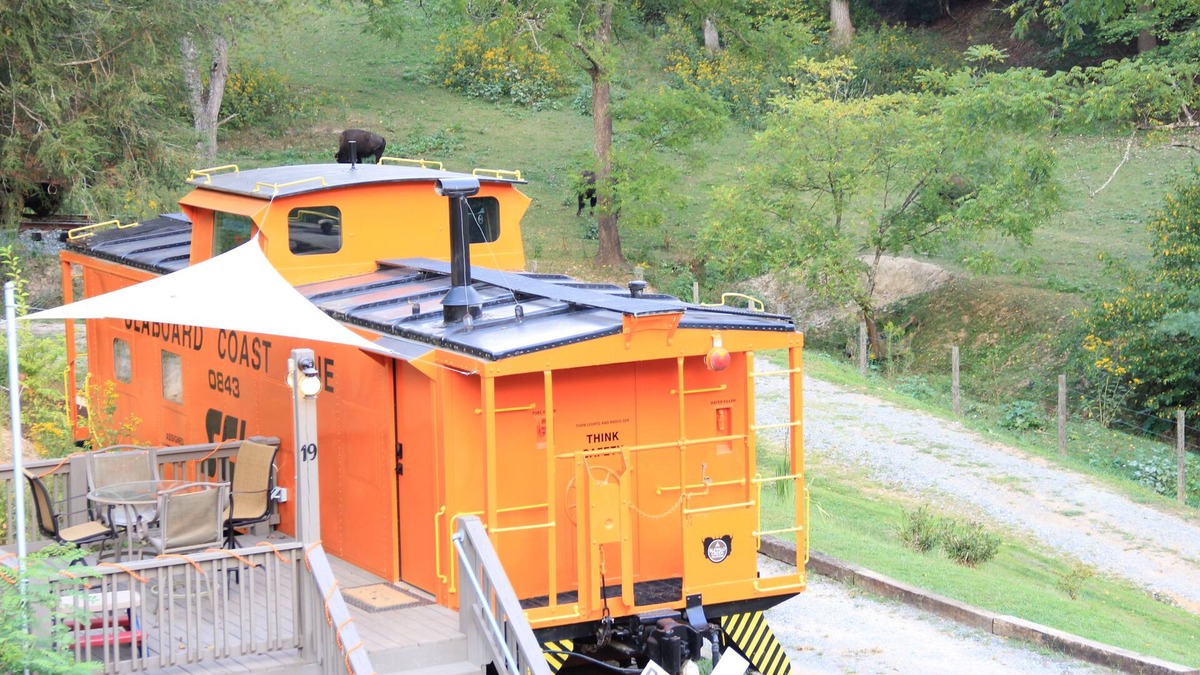 Clyde Cabin | 🚂 Sleep in a caboose on a bison ranch: Seaboard Coast Line #0843