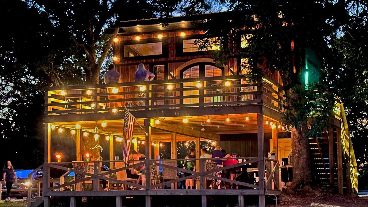 Picayune Cabin | Sleep with the birds, in a cabin aloft in the oaks.