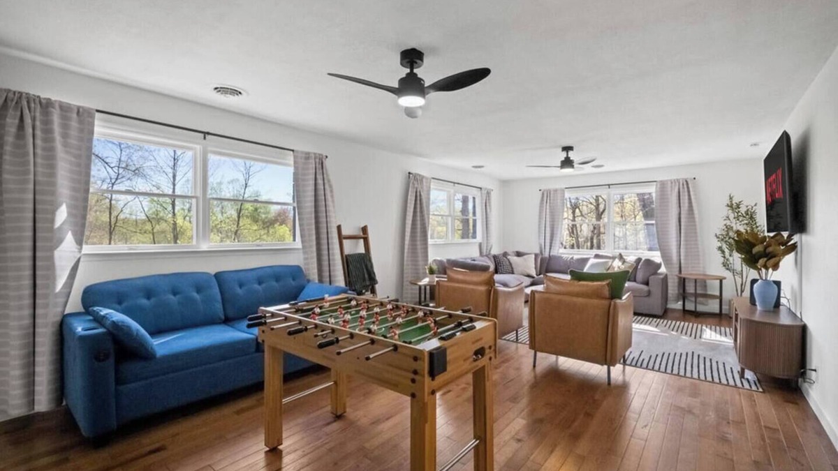 Summerlee House | Sleep16-Close2NRG-HotTub-GameRm-FirePit-FencedYard