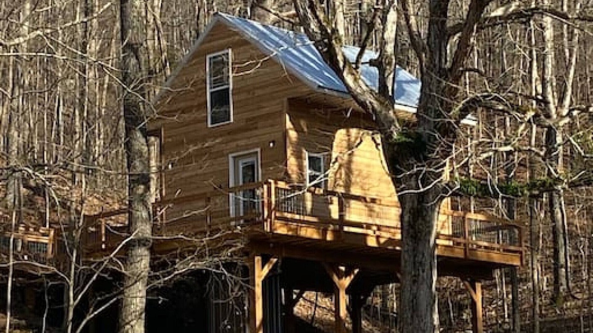 Guild Cabin | sleepin bear · NO SUNDAY CHECK INS TREEHOUSE CABIN , hot tub,