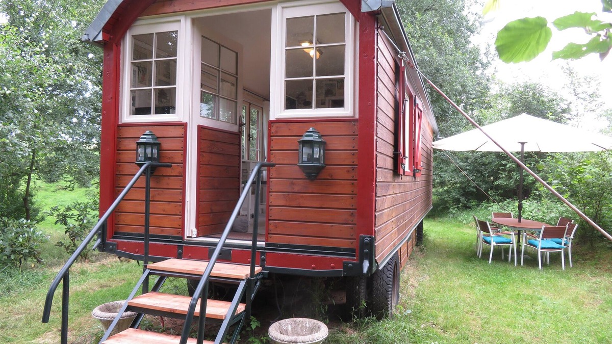 Hundsdorf House | "Sleeping Beauty" idyllically situated pack wagon, accommodation close to nature in the Westerwald