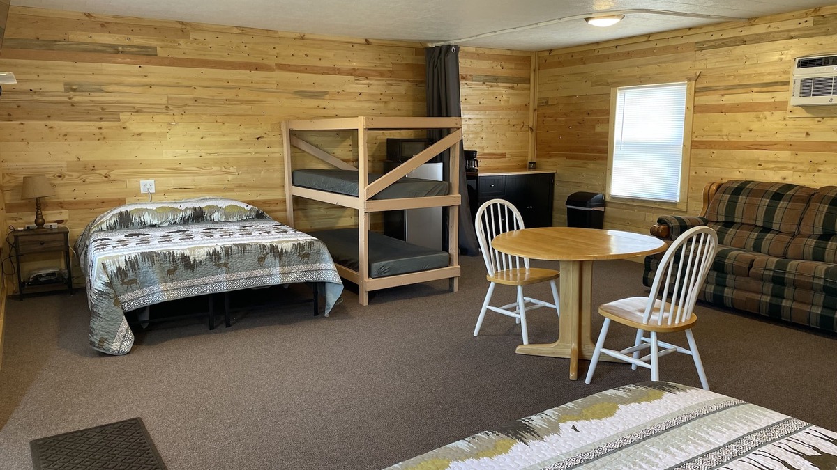 Moscow Cabin | Sleeping Cabin #12 perfect to sleep up to 12 guests No Water in Cabin