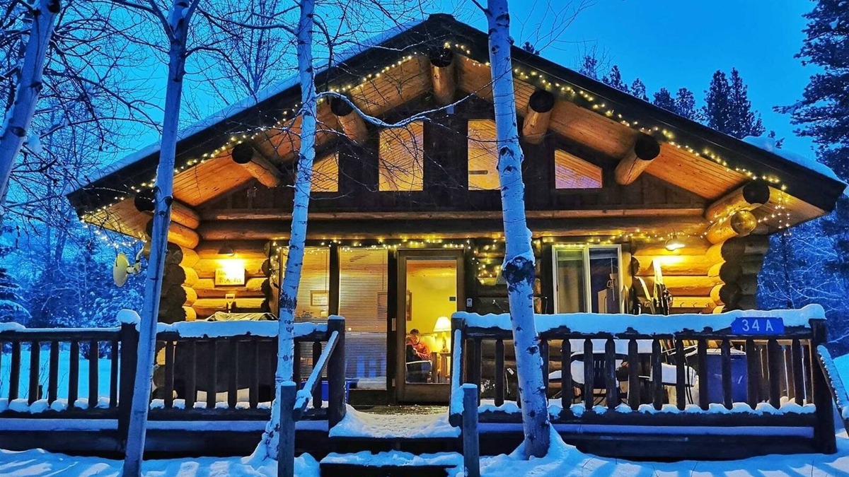 Winthrop Cabin | Sleeping Wolf Cabin: 2BR w/ski trail & river access, pool/hot tub, laundry