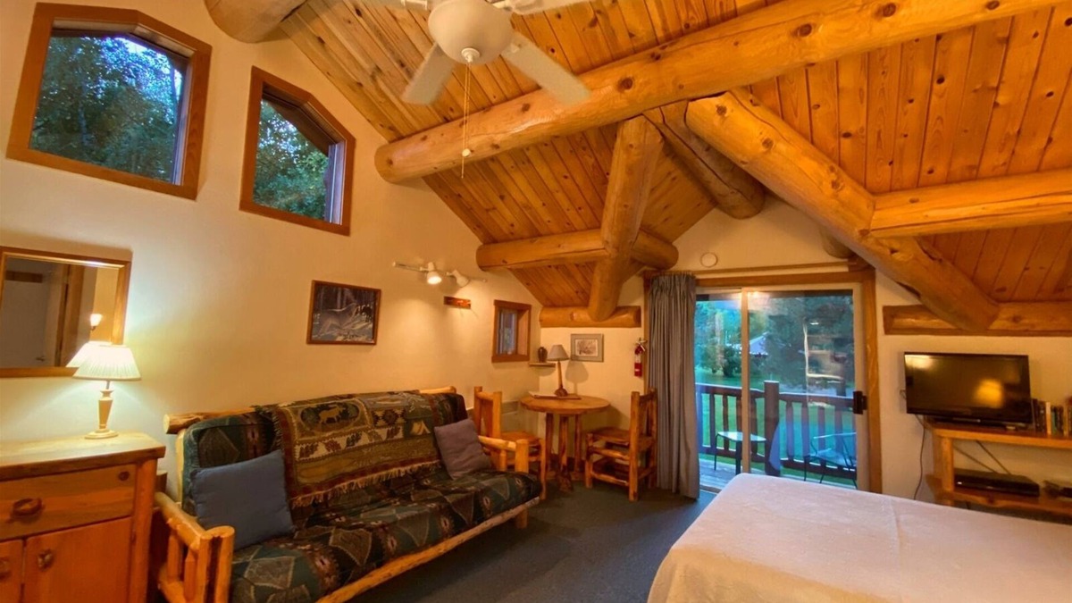 Winthrop Apartment | Sleeping Wolf Studio w/ski trail & river access, pool/hot tub
