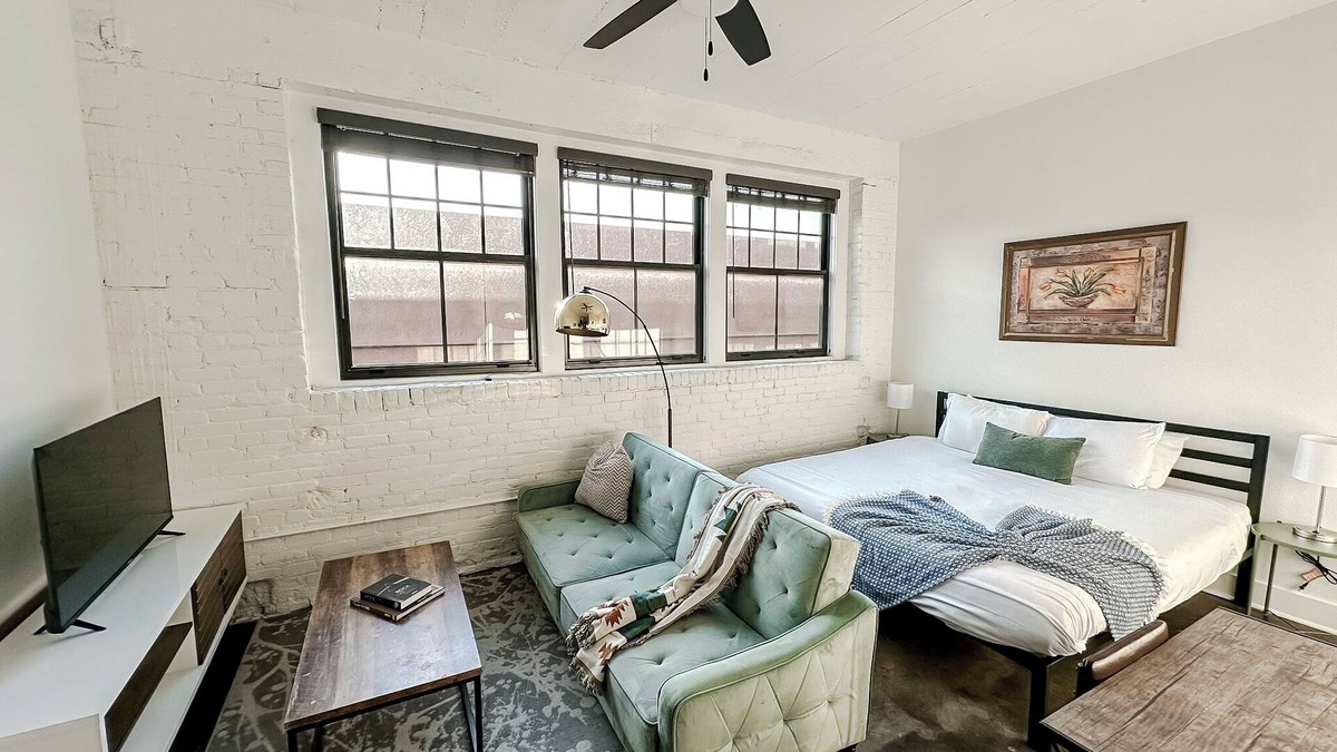 Wichita Apartment | Sleepover: Lively Studio + Parking - Wichita