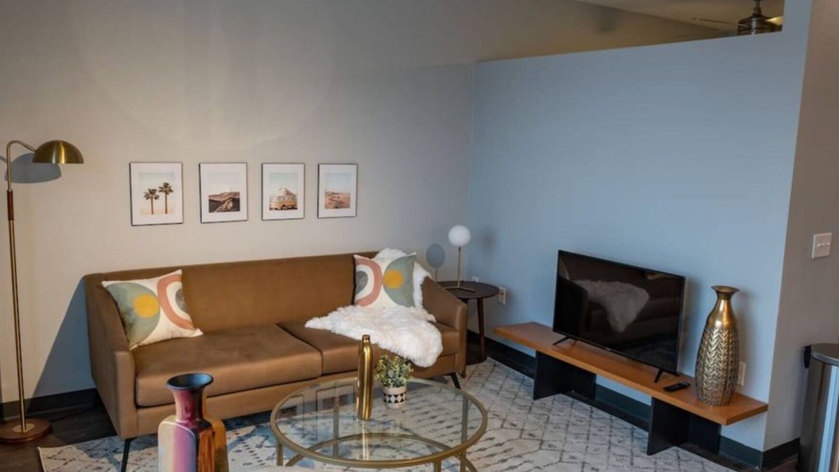 Des Moines Apartment | Sleepover: Private 1BD/1BA - Downtown Des Moines