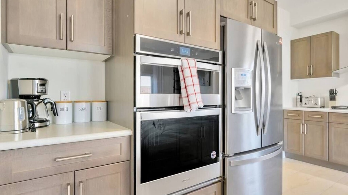 Thorold House | Sleeps 10 | 22min to Niagara | Pool table