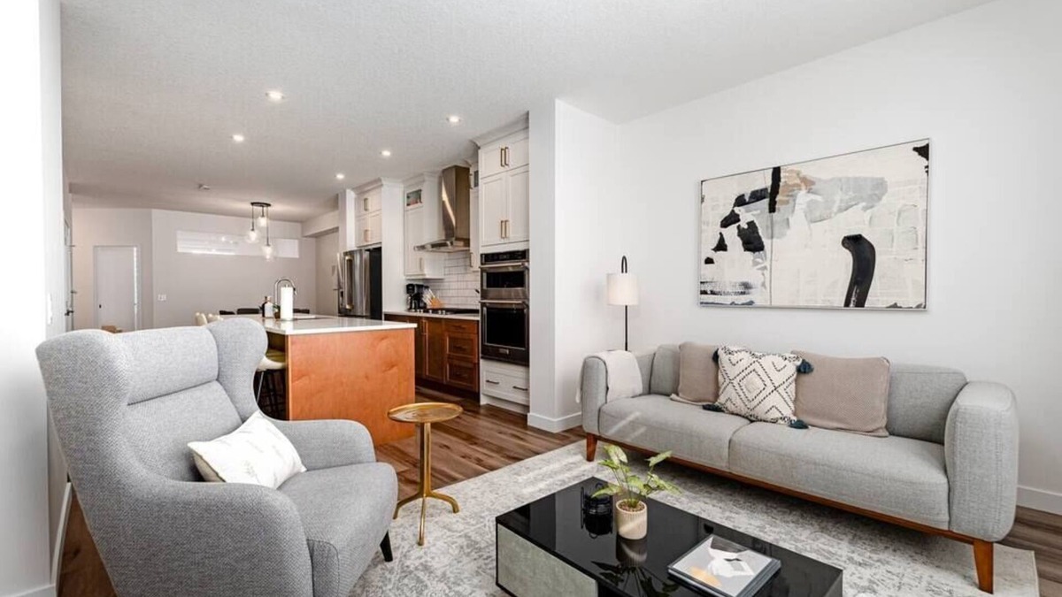 Southwest Edmonton House | Sleeps 10. A/C.4 Bd 3.5 bth. Family friendly