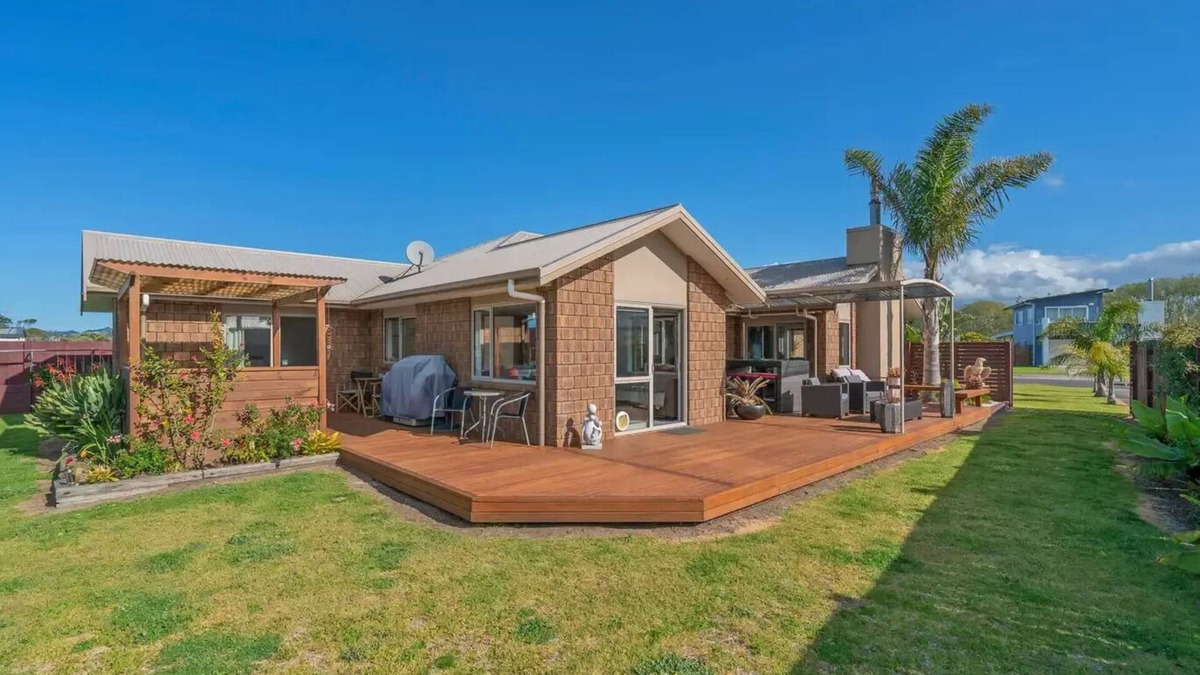 Whitianga House | Sleeps 10 and a Minutes walk to the beach