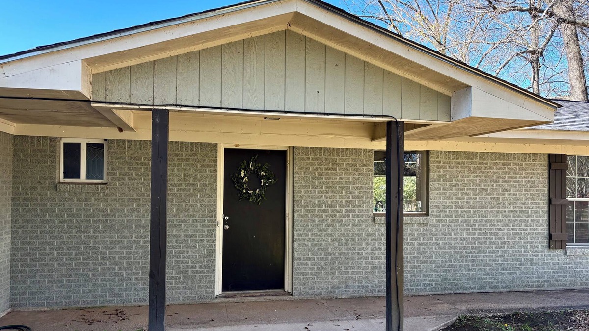 Monroe House | Sleeps 10. Bayou Front Home close to ULM, Sports Complexes, Airport and I-20.