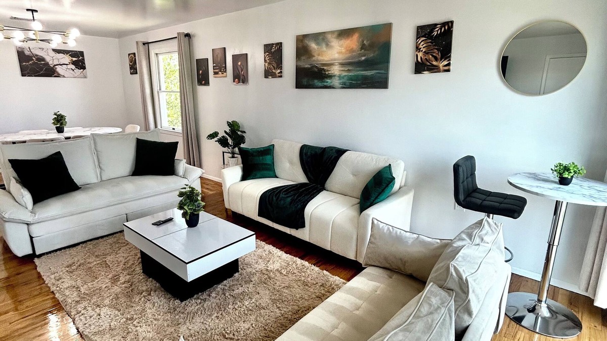 Ironbound District Apartment | Sleeps 10+. Close to NYC. Stylish 3-bedroom 2-bath unit. 8mins from EWR