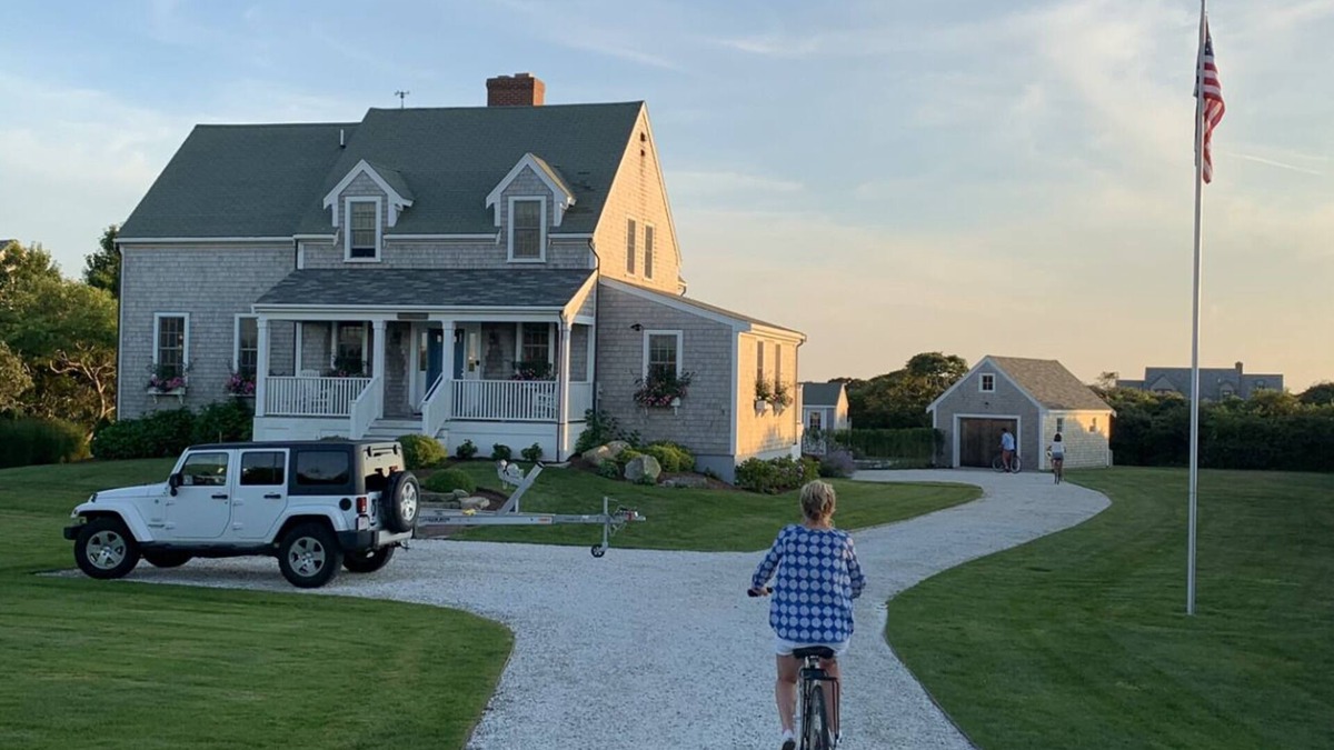 Tom Nevers House | Sleeps 10. Heated pool. Walk to Beach, Sunset Views, 8 Bikes, AC