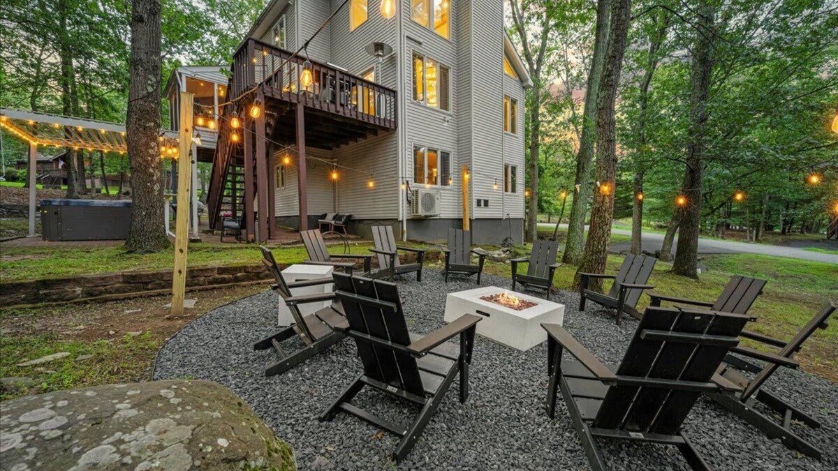 East Stroudsburg House | Sleeps 10 Hot Tub Paddle Boards Arcade Games