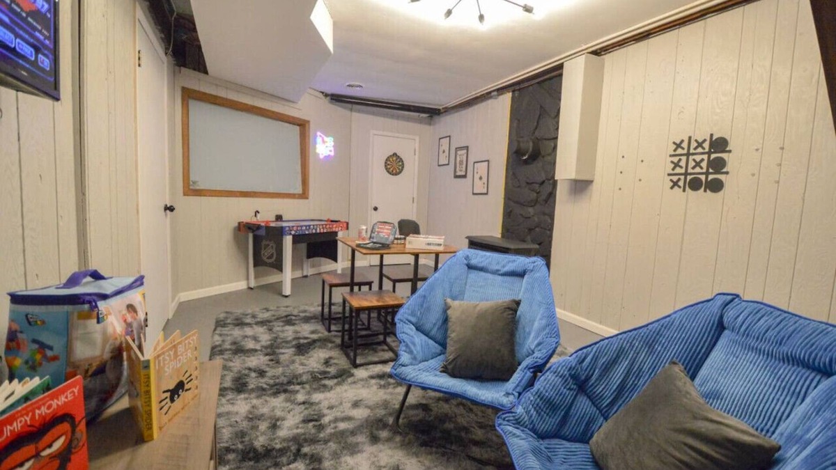 Albrightsville House | Sleeps 10|Lakes|Pools|Kayak|Hot Tub|Game Rm