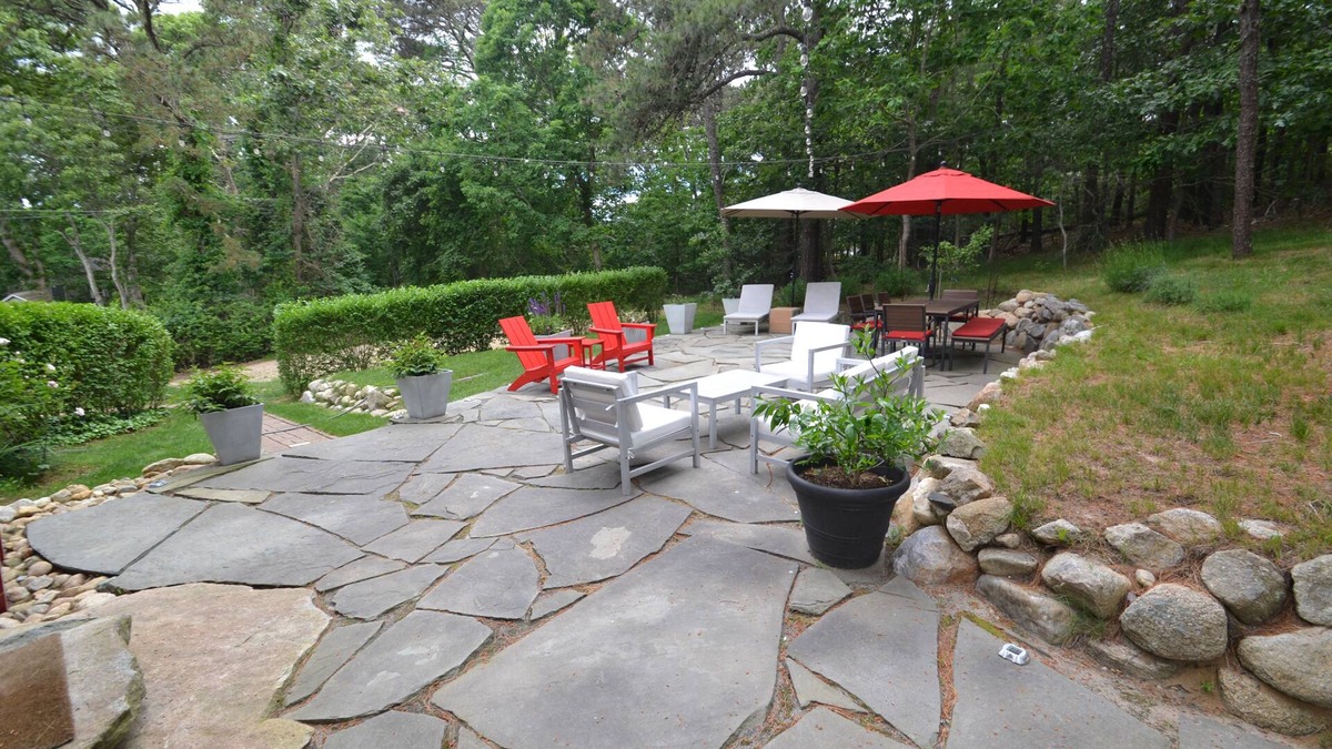 Edgartown House | Sleeps 10+ New reno in 2022 - beautiful patio - 8 Min walk to downtown Edgartown